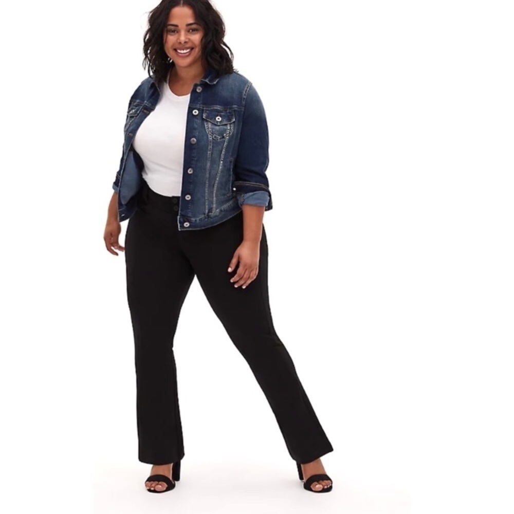 Torrid Studio Black Ponte Stretch Three Button Jegging 9A.
